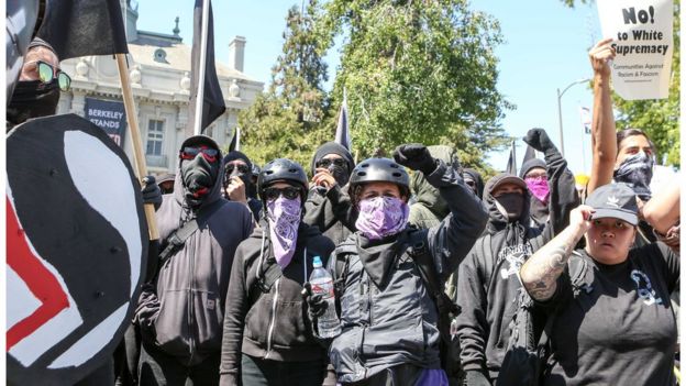 Người biểu tình thuộc nhóm áo đen Antifa tại cuộc biểu tình ở Berkeley hôm 27/8.