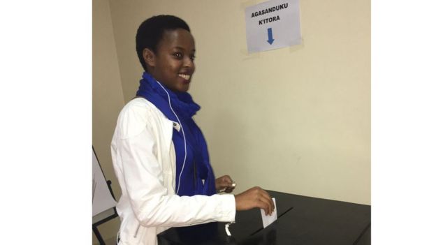 Raia wa Rwanda akishiriki katika shughuli ya kupiga kura nchini Kenya