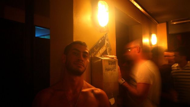 Dos hombres gays en un bar israelí