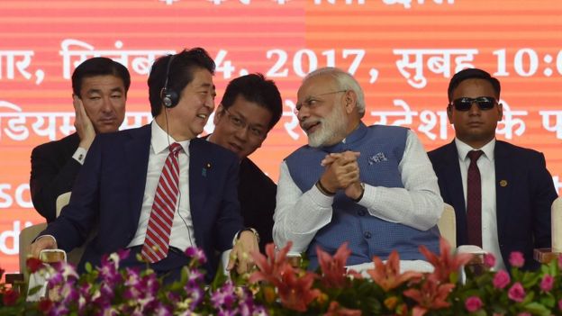 Thủ tướng Ấn Độ Narendra Modi và Thủ tướng Nhật Shinzo Abe tại lễ khởi công dự án đường sắt cao tốc nối Ahmebadad với Mumbai, Ấn Độ hồi tháng 9/2017.