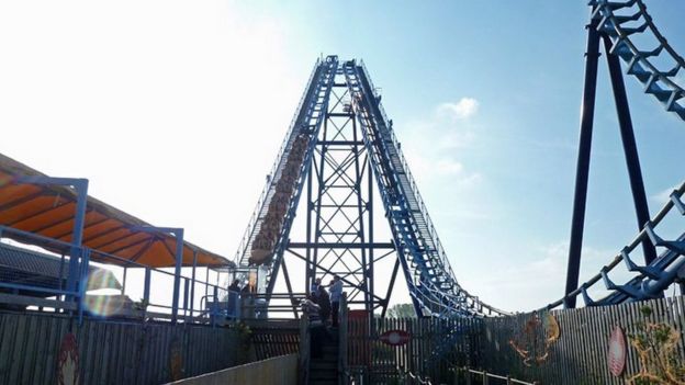 Pleasurewood Hills rollercoaster rescue - BBC News