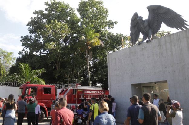 Bomberos trabajaron en la extinción del incendio originado en el centro de entrenamiento del Club Flamengo durante la madrugada.