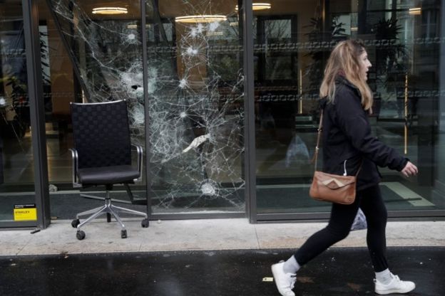 Un cristal roto en una tienda