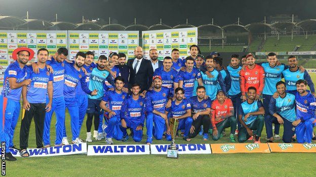 Afghanisan and Bangladesh players with the T20 series trophy