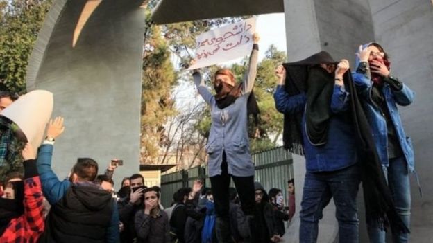 المظاهرات في إيران تشكل تحديا غير متوقع للسلطات _99438850_cd613037-f101-480f-bccc-932dabe9ea3c
