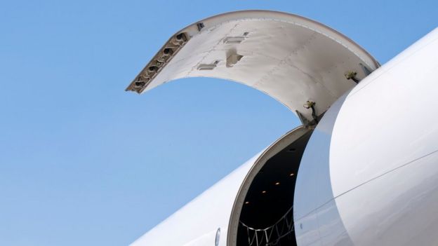 Puerta de un avión abierta