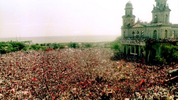 Celebración del aniversario de la revolución frente a la catedral