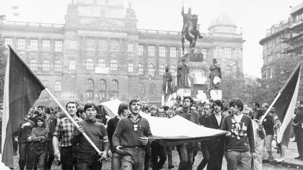 Portando banderas y coreando canciones patrióticas, los manifestantes protestaron contra la invasión.