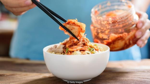 Thực phẩm lên men như món chính kim chi của Hàn Quốc được coi là hỗ trợ sức khỏe đường ruột, nhưng có rất ít nghiên cứu khoa học chứng minh điều đó