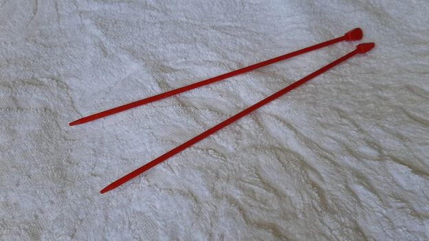 agulhas de tricô vermelhas compradas por Luzia para fazer um aborto
