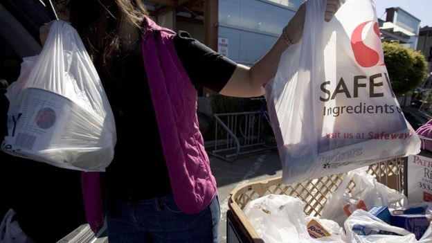 Una persona sostiene bolsas de plástico