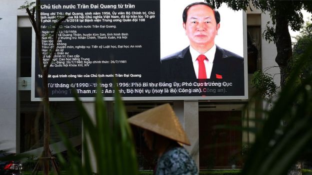 Một màn hình thông báo tin Chủ tịch nước Trần Đại Quang từ trần ở Hà Nội