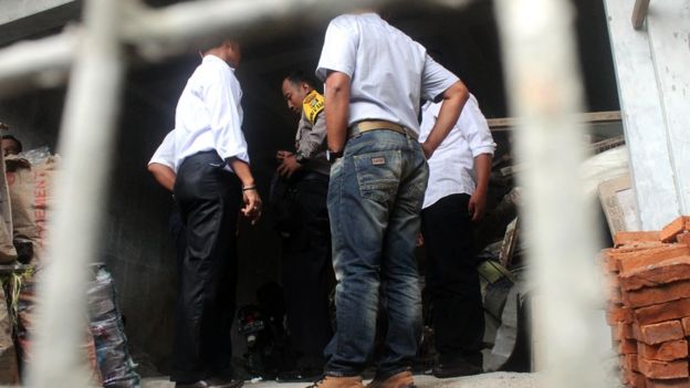 Polisi masih mengumpulkan sejumlah barang bukti guna penyelidikan lebih lanjut atas temuan benda yang diduga bom pipa di halaman rumah Agus Rahardjo.