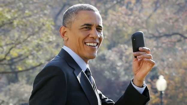 Barack Obama en 2009 con un teléfono inteligente