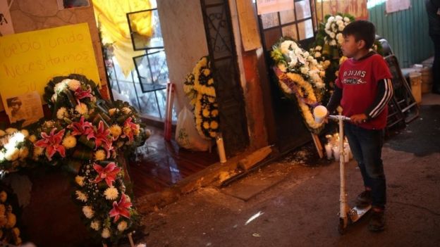 Un niño en el funeral de Fátima Aldighett