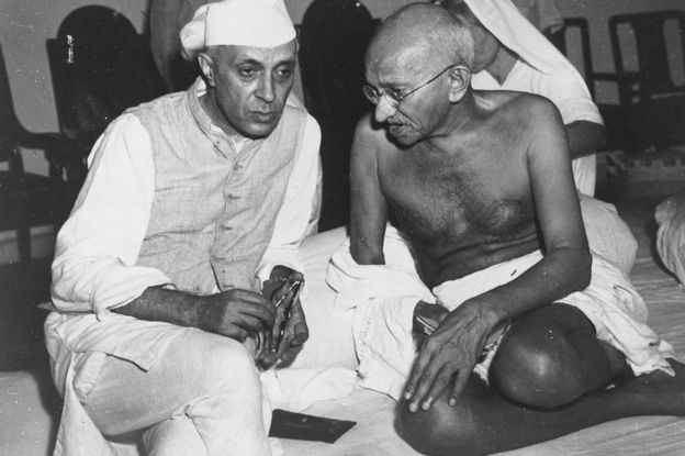 Jawaharlal Nehru (L) in conversation with Mahatma Gandhi at the All-India Congress committee meeting at Bombay in 1946