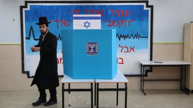 Ортодоксальный иудей на избирательном участке в Иерусалиме
