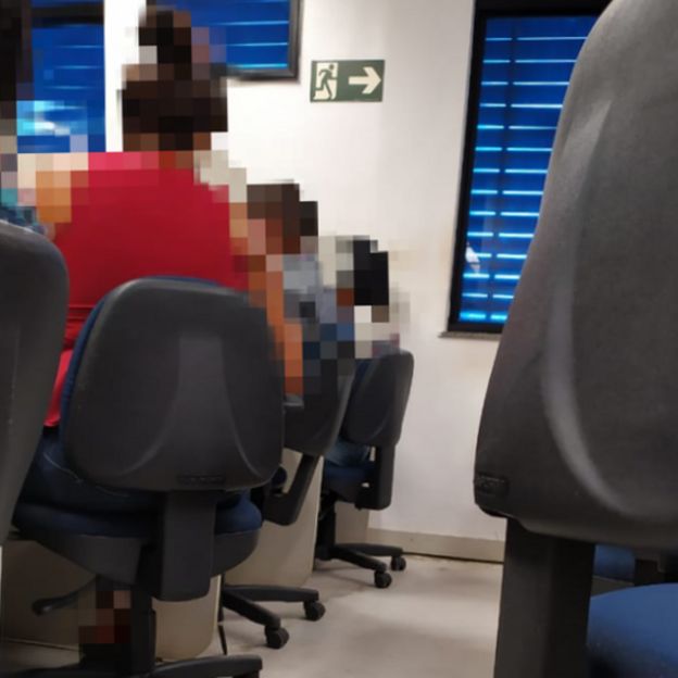 Funcionários em sala de operação da Atento em Salvador