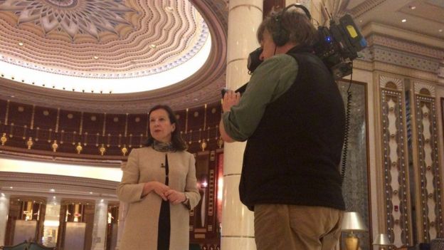 Lyse Doucet iyo Philip Goodwin oo BBC-da ka tirsan ayaa ahaa wariyeyaashii ugu horeeyay ee loo ogolaado gudaho hoteelka