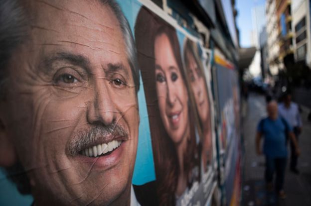 Cartel con los rostros de Alberto Fernández y Cristina Fernández de Kirchner