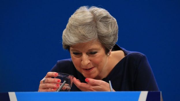 Theresa May tosiendo