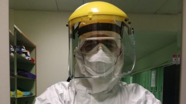 El doctor Messina y los otros sanitarios del hospital IRCCS Humanitas de Milán, en Italia, que se ocupan del tratamiento contra el covid-19 tienen que trabajar con un traje protector especial.