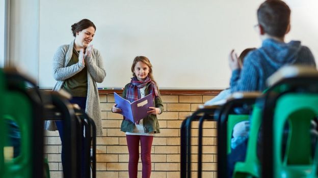 Niña hablando en público