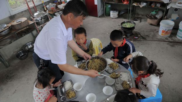 Maestro da de comer a sus cinco alumnos