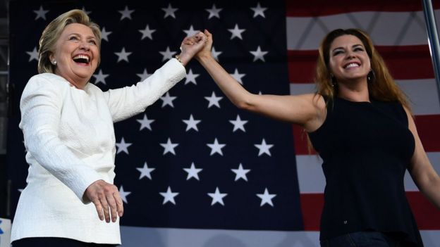 Hillary Clinton y Alicia Machado (derecha).