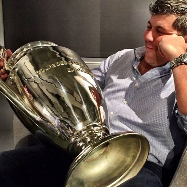Fernando Palomo contempla el trofeo de la Liga de Campeones.