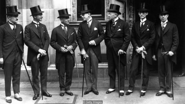 Trong những năm 1920, đàn ông chỉ mặc những bộ com lê ngắn vào những dịp chính thức vào ban ngày, trong khi một chiếc áo vét buổi sáng là trang phục tiêu chuẩn.