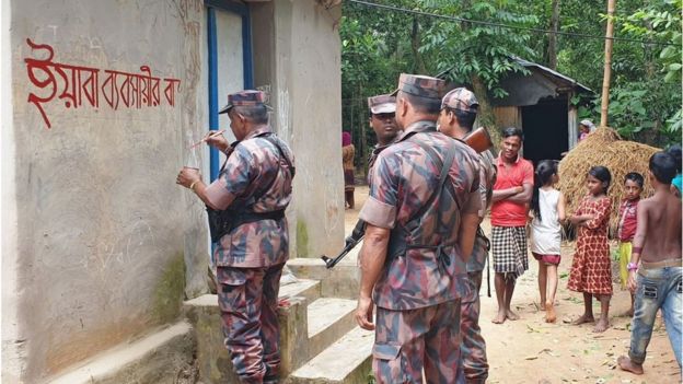 সন্দেহভাজন মাদক ব্যবসায়ীর বাড়ির দেয়ালে ইয়াবা ব্যবসায়ীর বাড়ি লিখে চিহ্নিত করে রাখছে নিরাপত্তা বাহিনী।