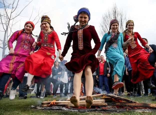 احتفالات التركمان بنوروز في مركز توبكابي الثقافي في اسطنبول. 21 مارس/آذار 2018.