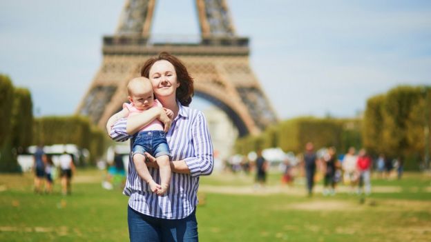 Madre con su bebé en París.