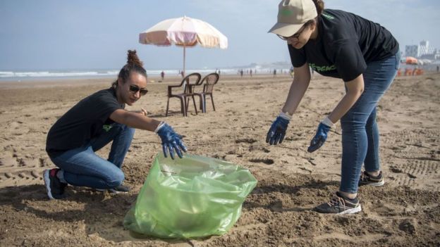 Voluntarios limpiando una playa.