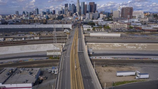 就像災難電影中的一幕，洛杉磯封城後，道路幾乎空空蕩蕩。