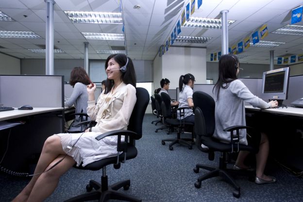 Empleadas de un call center en medio de su jornada laboral.