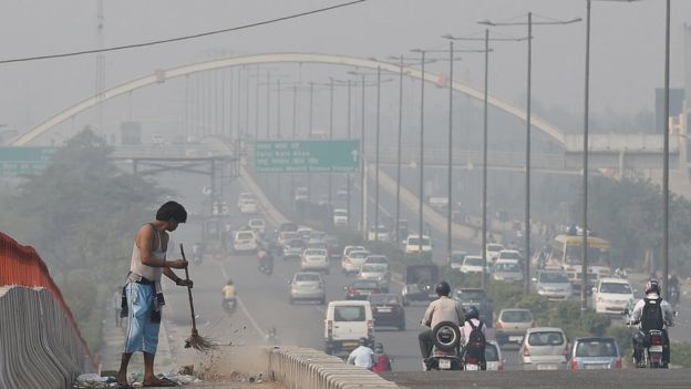 Persona limpiando un andén en India