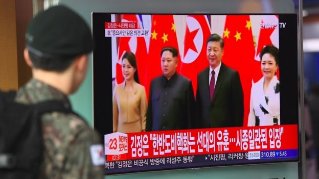 Un hombre ve la noticia de la reunión de Xi y Kim y en Seúl