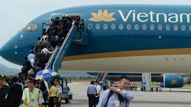 Các quan chức Việt NAm lên chiếc Airbus A350-900 XWBC đầu tiên đến Việt Nam hôm 2/7/2015