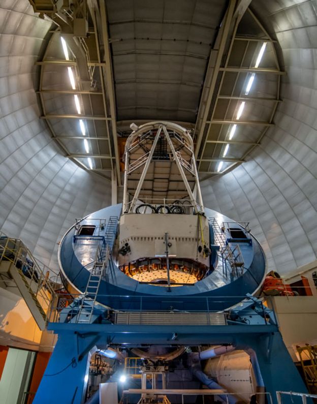 O interior da cúpula do telescópio Mayall no Kitt Peak Observatory