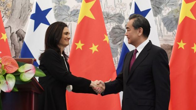 中国外长王毅(右)和巴拿马副总统兼外长伊莎贝•德圣马洛(左)