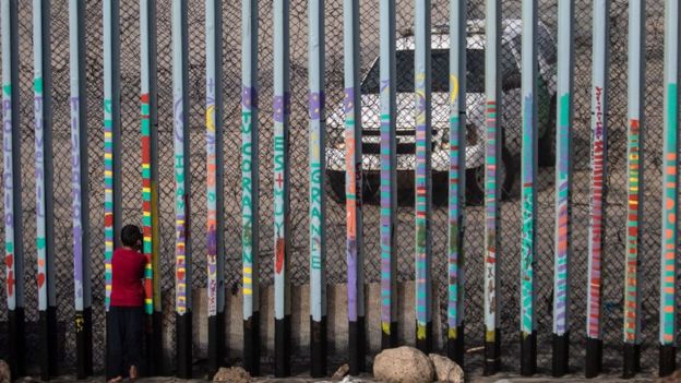 Niño mira un vehículo de la Patrulla Fronteriza en la frontera entre Estados Unidos y México en Tijuana.