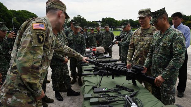 Weapon handover ceremony US-Philippines