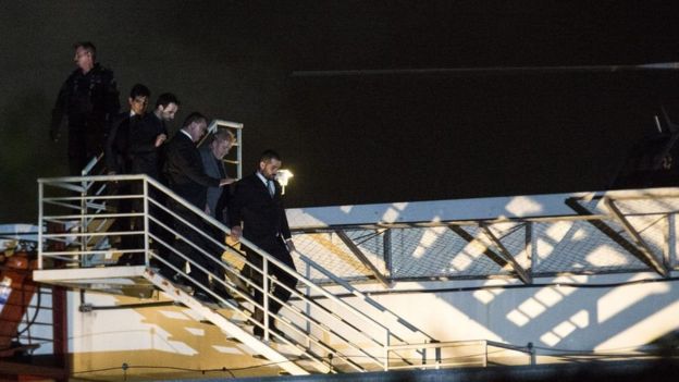 Depois de se entregar, Lula fez exame de corpo de delito na sede da PF em SP e foi levado de helicóptero para o Aeroporto de Congonhas, onde embarcou para o Paraná