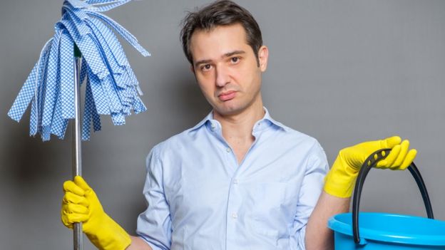 Homem com esfregão na mão
