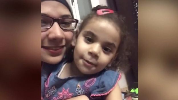 معاناة طبيبة مصرية في بريطانيا بعيدا عن ابنتها