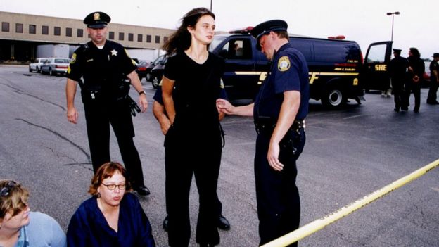 Julia es esposada por la policía durante una protesta en Ilinois en 2001