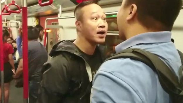 地鐵車廂內兩名意見不合的男子吵架。