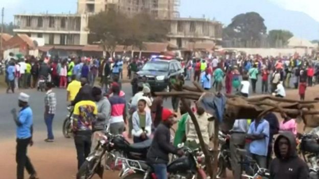 Watu waliokusanyika karibu na eneo la tukio
